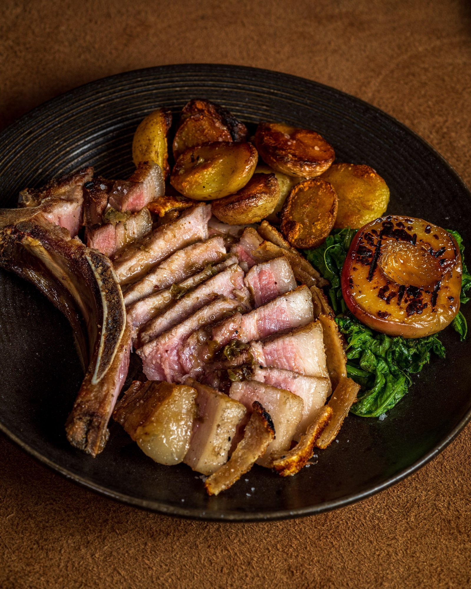 Prime Rib de porco Duroc batatas defumadas pêssego e mostarda. Foto: Nereu Jr