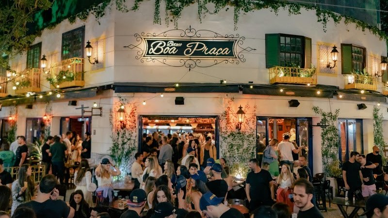 imagem da fachada do Boteco Boa Praça Leblon em dia de grande movimento