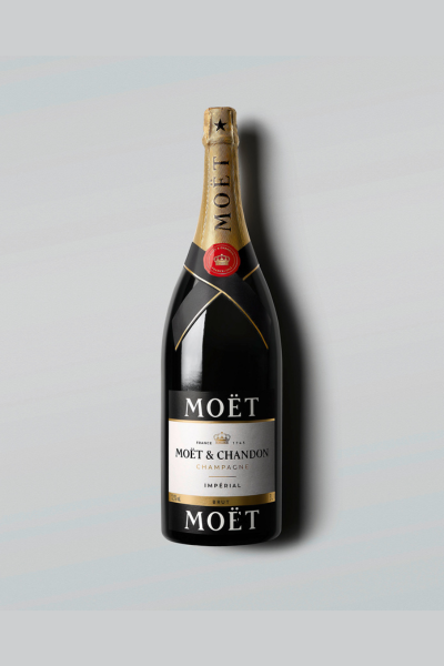 Essa trajetória de conquistas agora se traduz no lançamento do Jeroboam Celebrativo, uma edição especial da Moët & Chandon inspirada no universo da Fórmula 1. Com design contemporâneo, emoldurado por assinaturas da palavra “MOËT”, o rótulo simboliza não apenas a paixão pelas corridas, mas também valores como união, prestígio e espírito coletivo.