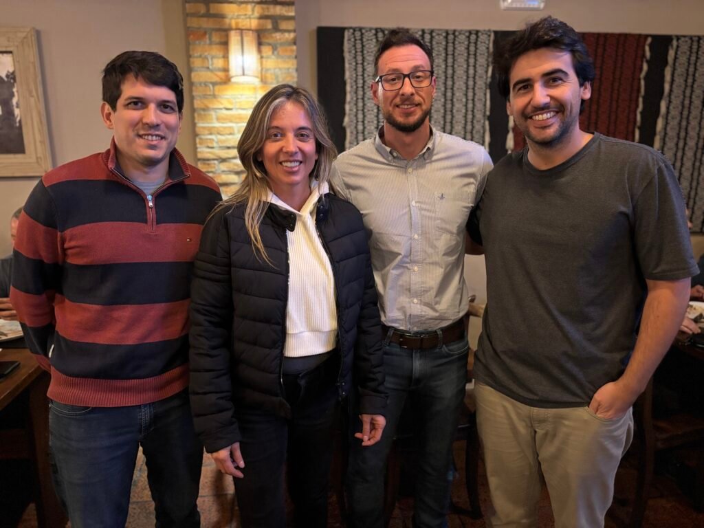 Da esquerda para a direita: João Rios, sócio da Dame Dos; Fernanda Mariano da Rocha, vice-presidente do Núcleo Brangus Sul; Gabriel Barros, presidente do Núcleo Brangus Sul; e André Lubisco, sócio da Dame Dos Assados.