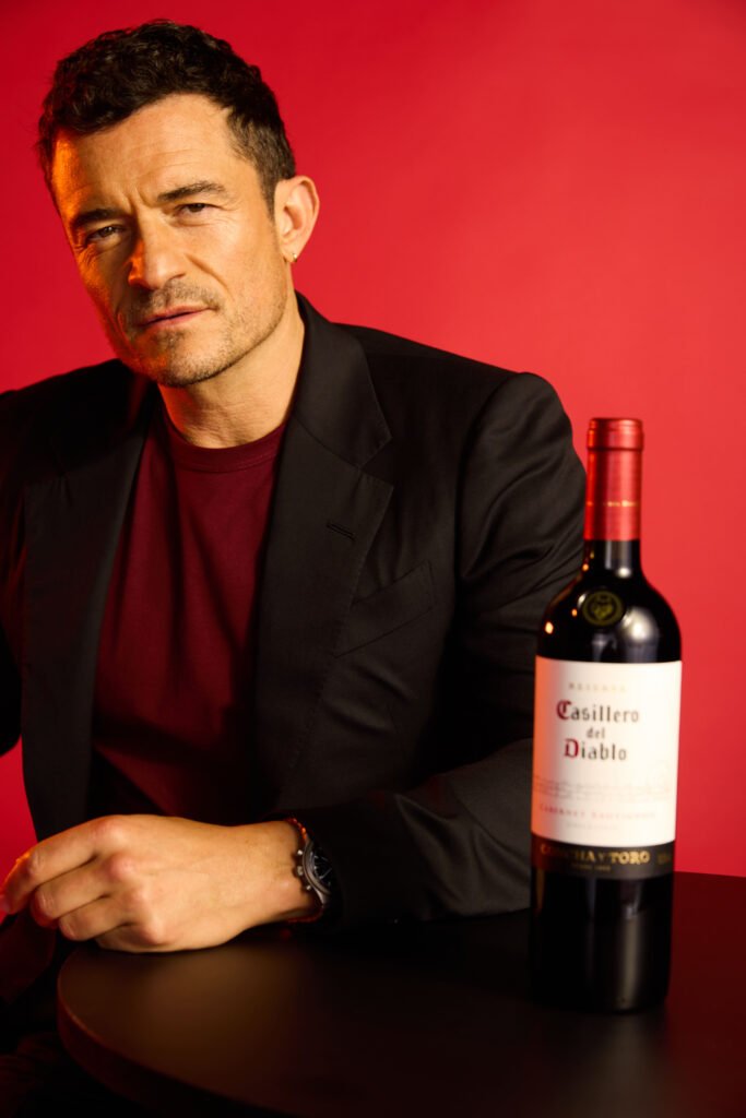 Casillero del Diablo aposta em Orlando Bloom para celebrar seus 60 anos