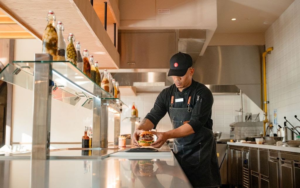 É nesse movimento que Santo Domingo ganha destaque. Capital da República Dominicana, a cidade combina uma agenda cultural cada vez mais movimentada com uma cena gastronômica em evolução, bairros de diferentes personalidades e uma oferta de entretenimento que convida o visitante a prolongar a estadia.