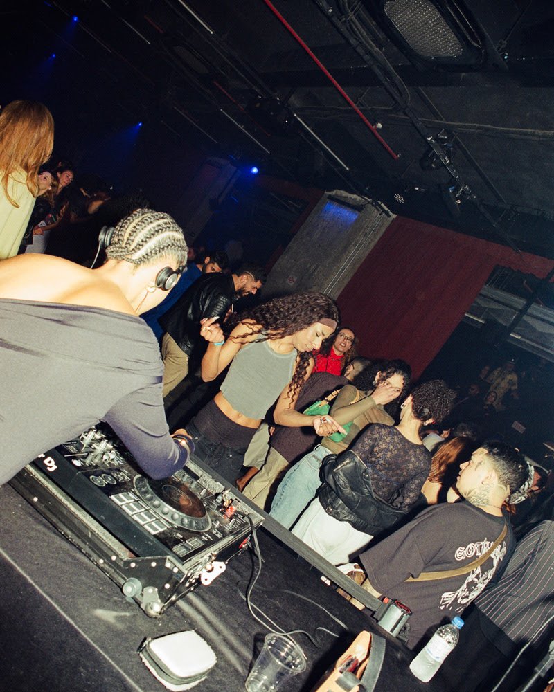 Cortina celebra 4 anos com noite dedicada à música eletrônica em SP
